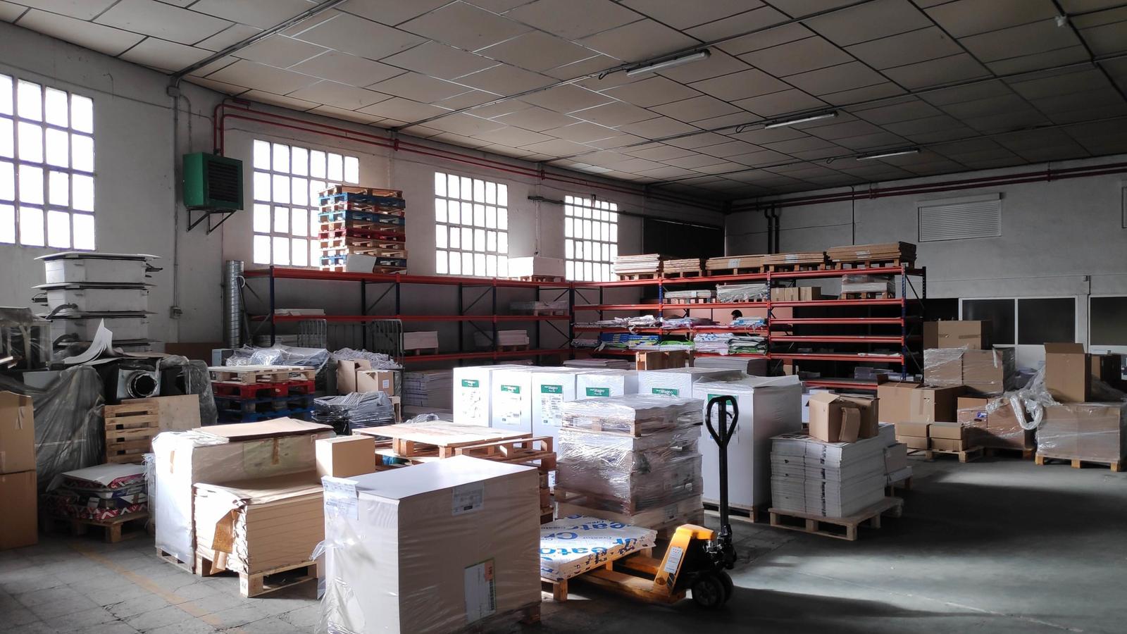 Interior del taller de imprenta de Mawijo en Fuenlabrada, con maquinaria y trabajo en marcha