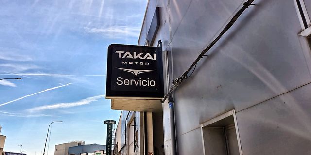 Banderola a doble cara — Takai Motor · con estructura y anclaje