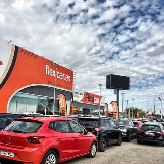 Banderolas de punto de venta — Flexicar · instalación en explanada