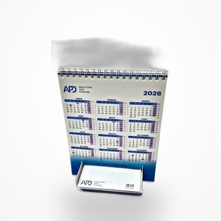 Calendario de sobremesa — APD · wire-o con peana de cartón