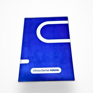 Carpeta troquelada con solapa — Adeslas · tinta directa sobre estucado