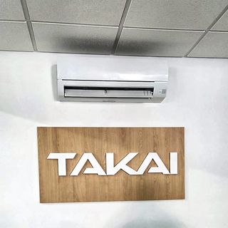 Rótulo corpóreo sobre madera — Takai Motor · recepción