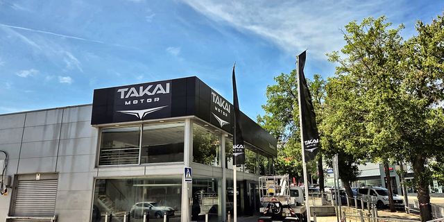Rótulo de edificio — Takai Motor · montaje en altura