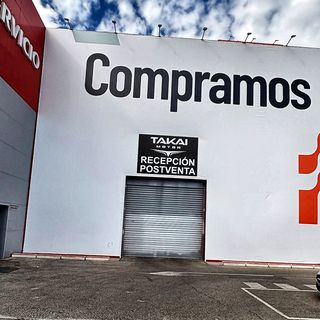 Rótulo de fachada sobre paramento — Takai Motor · recepción de postventa
