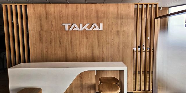 Rotulación integrada en mobiliario — Takai Motor · mostrador de recepción
