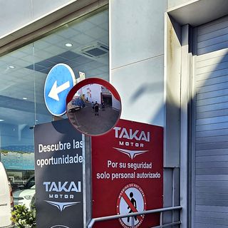 Tótem exterior — Takai Motor · estructura, gráfica y montaje