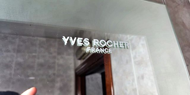 Vinilo de corte sobre cristal — Yves Rocher · letra recortada y aplicada